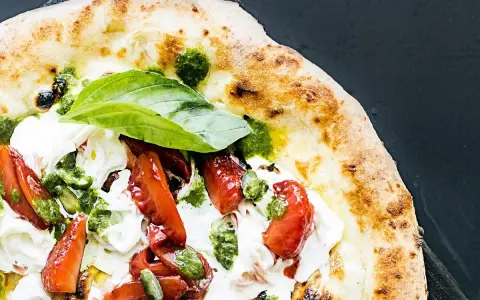 Która pizza ma najmniej kalorii? Ranking i porady eksperta!