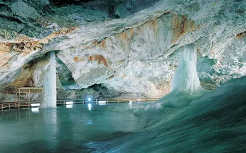Lodowe cuda w jaskiniach Słowacja przy granicy. Stalaktyty i stalagmity lodowe w podziemnym świecie.