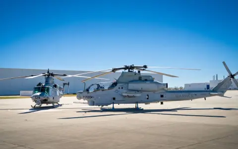 Zwei Marine-Hubschrauber, ein AH-1Z Viper und ein Bell UH-1Y Venom, stehen auf dem Flugplatz.