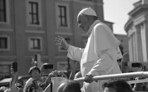Papież Franciszek pozdrawia tłum. Kto może zostać papieżem? Tylko kardynałowie.