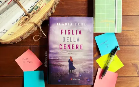 Libro "Figlia della cenere" di Ilaria Tuti, con post-it e agenda. La trama del libro è avvolta da un'atmosfera misteriosa.