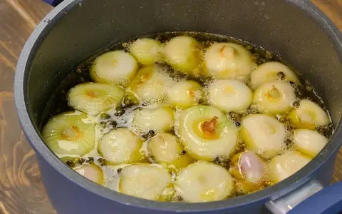 Cipolline in agrodolce in cottura, pronte per essere conservate in barattolo.