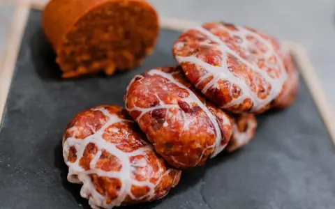 Figatells, unas deliciosas salchichas mallorquinas, listas para cocinar.