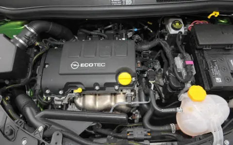 Silnik Opel Meriva 1.7 CDTI z widocznym napisem ECOTEC, akumulatorem i zbiorniczkiem płynu chłodniczego.