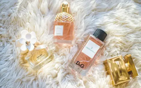 Kolekcja luksusowych perfum damskich: Daisy, Aqua Allegoria, L'Impératrice D&G i The One Dolce & Gabbana na puszystym tle.