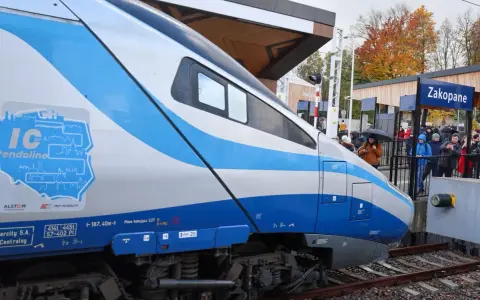 Pendolino zbliża się do stacji Zakopane. Czy to ten pociąg jedzie do Zakopanego?