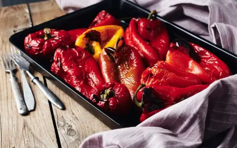 Peperoni al forno, succosi e leggermente abbrustoliti, pronti per essere gustati.