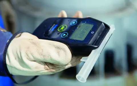 Alcoblow instrukcja: urządzenie gotowe do użycia, trzymane w rękawicy.