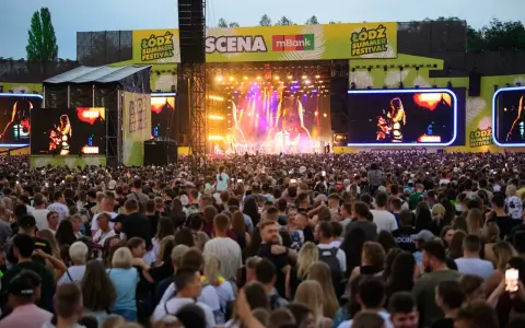 Tłum ludzi na koncercie podczas Łódź Summer Festival. Na scenie artystka, a nad nią wielkie ekrany z jej wizerunkiem.