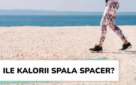 Spacer 6 km ile kalorii spala? Kobieta w kolorowych legginsach biegnie po plaży.