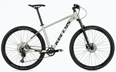 Lekki, szary rower górski Kellys Spider, rower bez amortyzatora, z czarnymi oponami Schwalbe i przerzutkami Shimano.