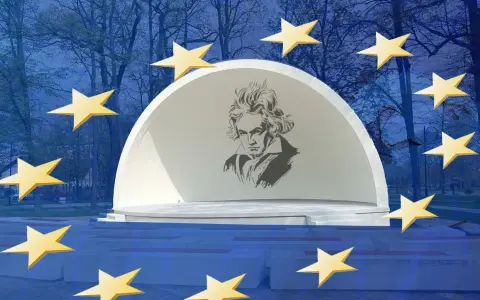 Beethoven, kompozytor Ody do radości, na tle sceny plenerowej otoczonej gwiazdami.