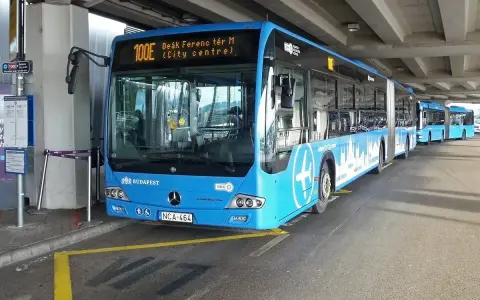 Blå buss 100E vid Budapest flygplats, redo att ta passagerare till centrum.