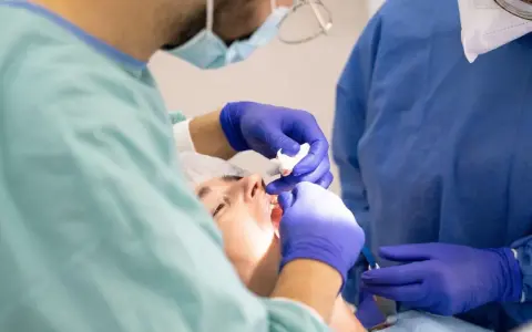 Ile kosztuje dentysta w 2026? Pełny cennik i NFZ.