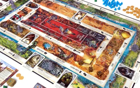 Plansza gry z figurkami i kartami, przypominająca klimatem gry podobne do Talisman. Widać kości, monety i znaczniki.