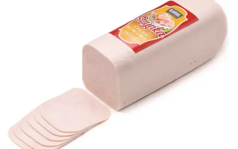 Szynka z kurczaka Karol Premium, pokrojona w cienkie plastry, gotowa do podania.