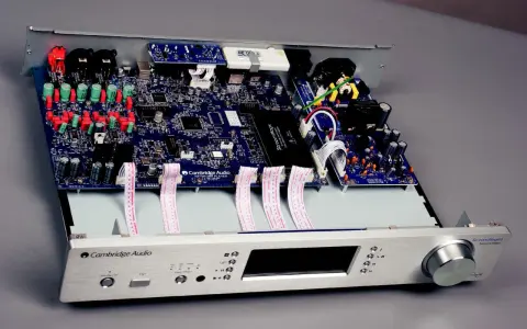 Wnętrze odtwarzacza Cambridge Audio Stream Magic 6 z widoczną płytą główną, kondensatorami i taśmami połączeniowymi.