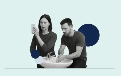 Para, która martwi się o higienę, pokazuje, jak wygląda OCD. Mężczyzna myje ręce, kobieta dezynfekuje telefon.