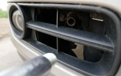 Gdzie wkręcić ucho do holowania VW T5 - proste kroki i porady