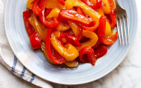 Peperoni in agrodolce, la ricetta della nonna che sa di casa. Un piatto colorato e saporito, perfetto per ogni occasione.