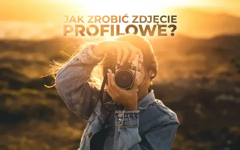 Dziewczyna w dżinsowej kurtce robi zdjęcie aparatem. Tekst: "Jak zrobić ładne zdjęcie profilowe?". Słońce zachodzi.
