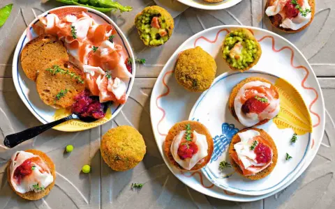 Antipasti sfiziosi per stupire freddi: croccanti arancini verdi e tartine con prosciutto e confettura.