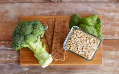 Brokuł, płatki owsiane, szpinak i wafle ryżowe – idealne składniki na zdrową dietę 1200 kcal.