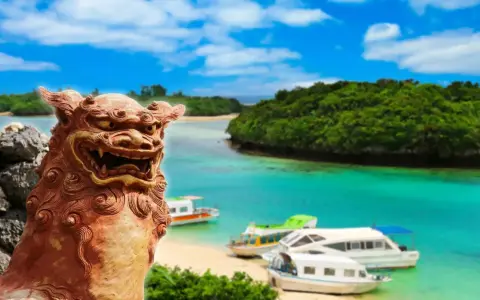 Kamienna lwica strzeże rajskiej plaży z łodziami na archipelagu z Okinawą.