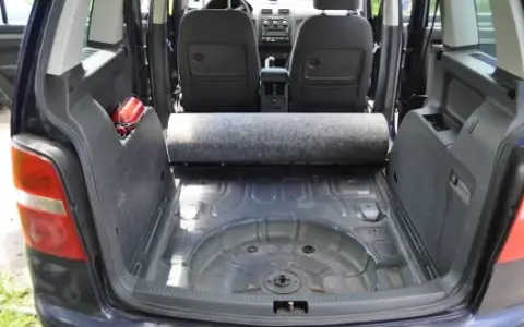 Gdzie koło zapasowe w VW Touran 7 os.? Zestaw naprawczy i alternatywy