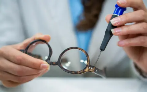 Czy optyk sklei okulary? Sprawdź, kiedy naprawa jest możliwa