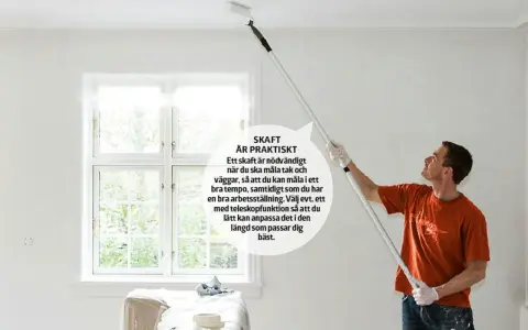 Man målar taket med en lång teleskopskaft för att underlätta arbetet. Att måla med struktur roller blir enklare med rätt verktyg.