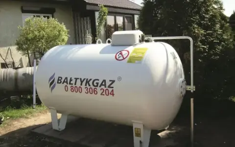 Zbiornik na gaz 2700 litrów od Bałtykgaz. Ile wystarcza? Zależy od zużycia, ale to spora pojemność dla domu.