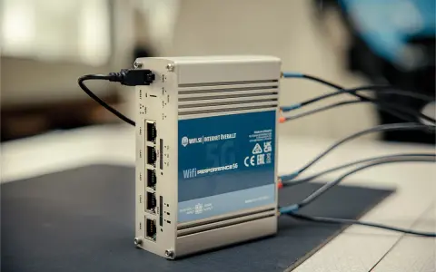 En 5G-router med flera LAN-portar och antennkablar, som visar hur fungerar mobilt bredband med router för snabb uppkoppling.