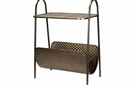 Ett elegant brickbord i mässing med två hyllplan och en tidningshållare. Perfekt för att förvara dina favoritböcker och tidningar.