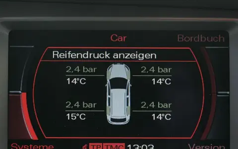 Wyświetlacz pokazuje ciśnienie w oponach (tpms co to), temperaturę i stan ogumienia.