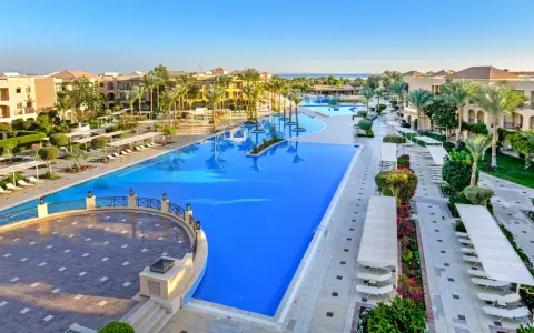 Luksusowy resort z basenami i palmami. Jaz Aquamarine opinie potwierdzają, że to idealne miejsce na wakacje.