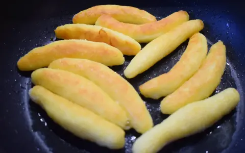 Goldbraune Schupfnudeln in der Pfanne, bereit zum Einfrieren für später.