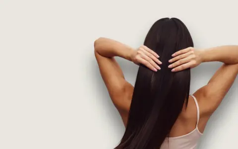 Cheveux lisses et brillants, mais attention au danger de la kératine pour cheveux.