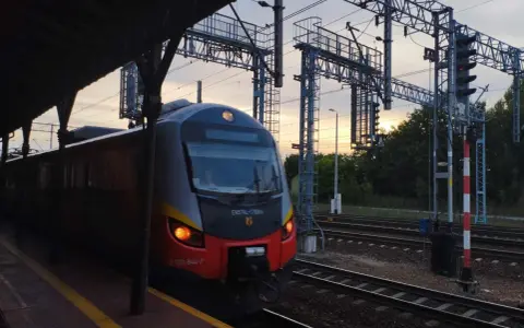 Pociąg na peronie w Skierniewicach o zachodzie słońca.