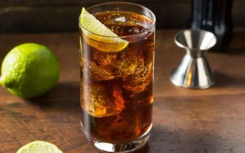 Jägermeister: Drinki, przepisy i jak pić go jak profesjonalista