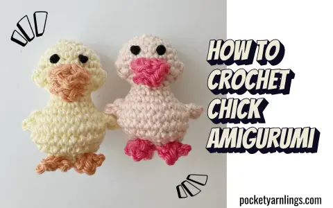 Dos adorables pollitos amigurumi tejidos a crochet, uno amarillo y otro rosa. ¡Encuentra el pollito amigurumi patrón gratis para crear los tuyos!