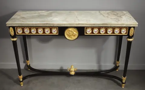 Console de style Louis XVI, marbre veiné, ornements dorés et médaillons en porcelaine.
