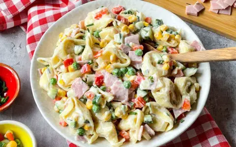 Cremiger Tortellini Salat mit Erbsen, Mais, Paprika und Schinken. Ein perfekter Sommergenuss!