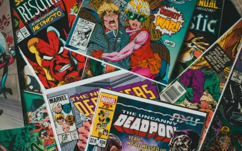 Stos kolorowych okładek komiksów Marvela, w tym Deadpool i Fantastyczna Czwórka.