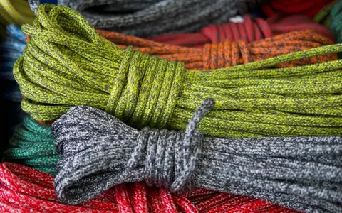 Des cordages colorés, prêts pour l'aventure. Quel cordage choisir pour votre prochaine expédition ? Vert, gris, rouge, orange, bleu... le choix est vaste.