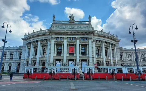 Wiedeń w jeden dzień: czerwone tramwaje przed majestatycznym Burgtheater.
