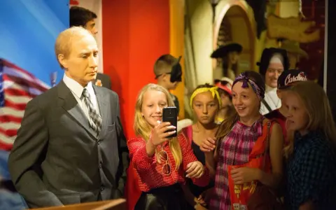 Dzieci robią selfie z woskową postacią w muzeum figur woskowych Ustka.