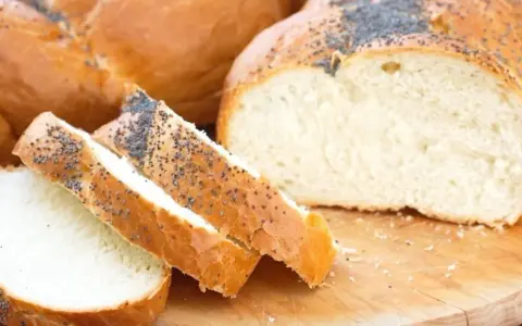 Pyszny, domowy chleb z makiem, idealny do każdego posiłku. Ten przepis na chleb jest prosty i szybki.