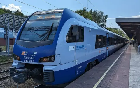 Nowy pociąg PKP Intercity Stadler ED160-007a na stacji w Solcu-Zdroju.