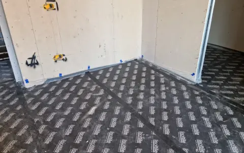 Un nuovo modo per isolare pavimento senza rompere, con teli isolanti posati prima della finitura.